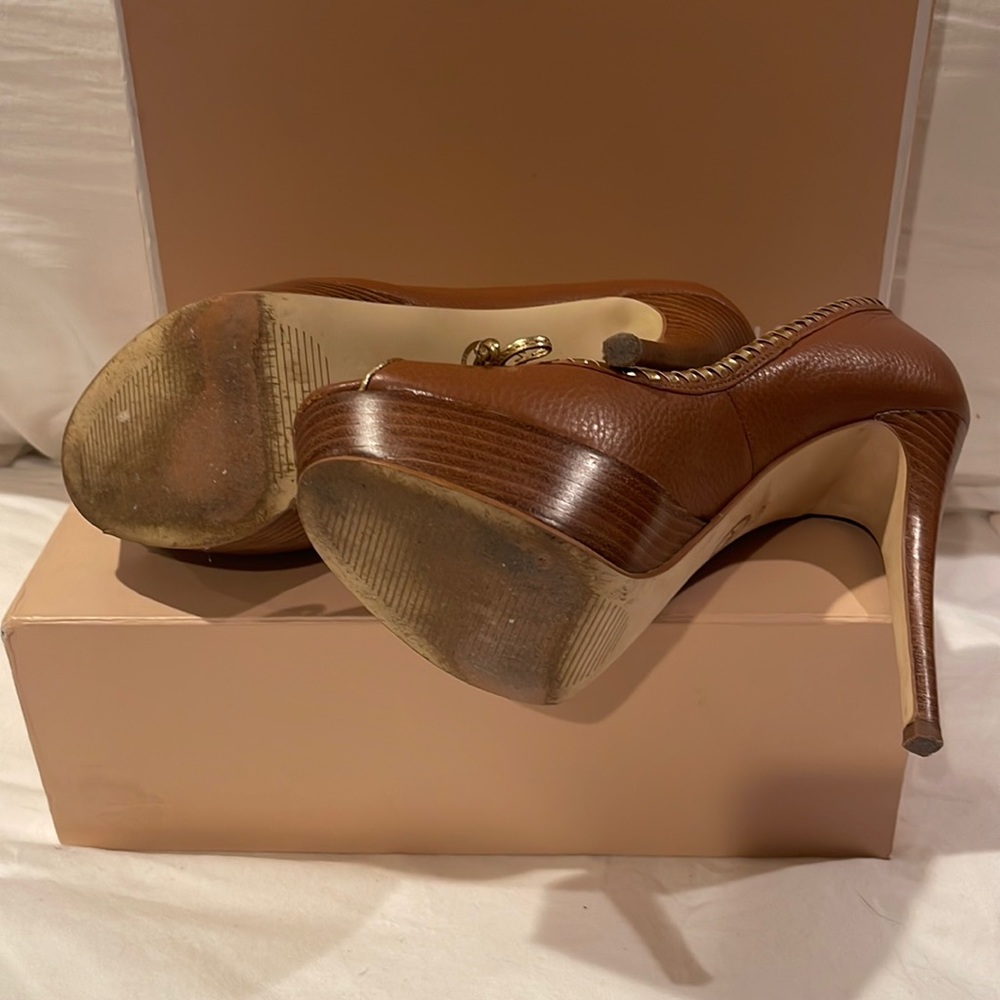 Michael Kors Bennett Peep Toe Platform Pump - Picture 4 of 9